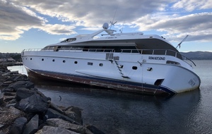 Bateau échoué à Saint-Tropez (était au mouillage)